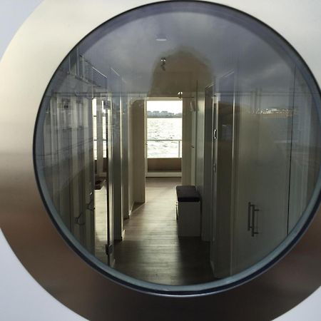 Schwimmendes Ferienhaus Antares One By Seeblick Ferien Oro, Rundum Wasser, Sauna Olpenitz Exteriér fotografie