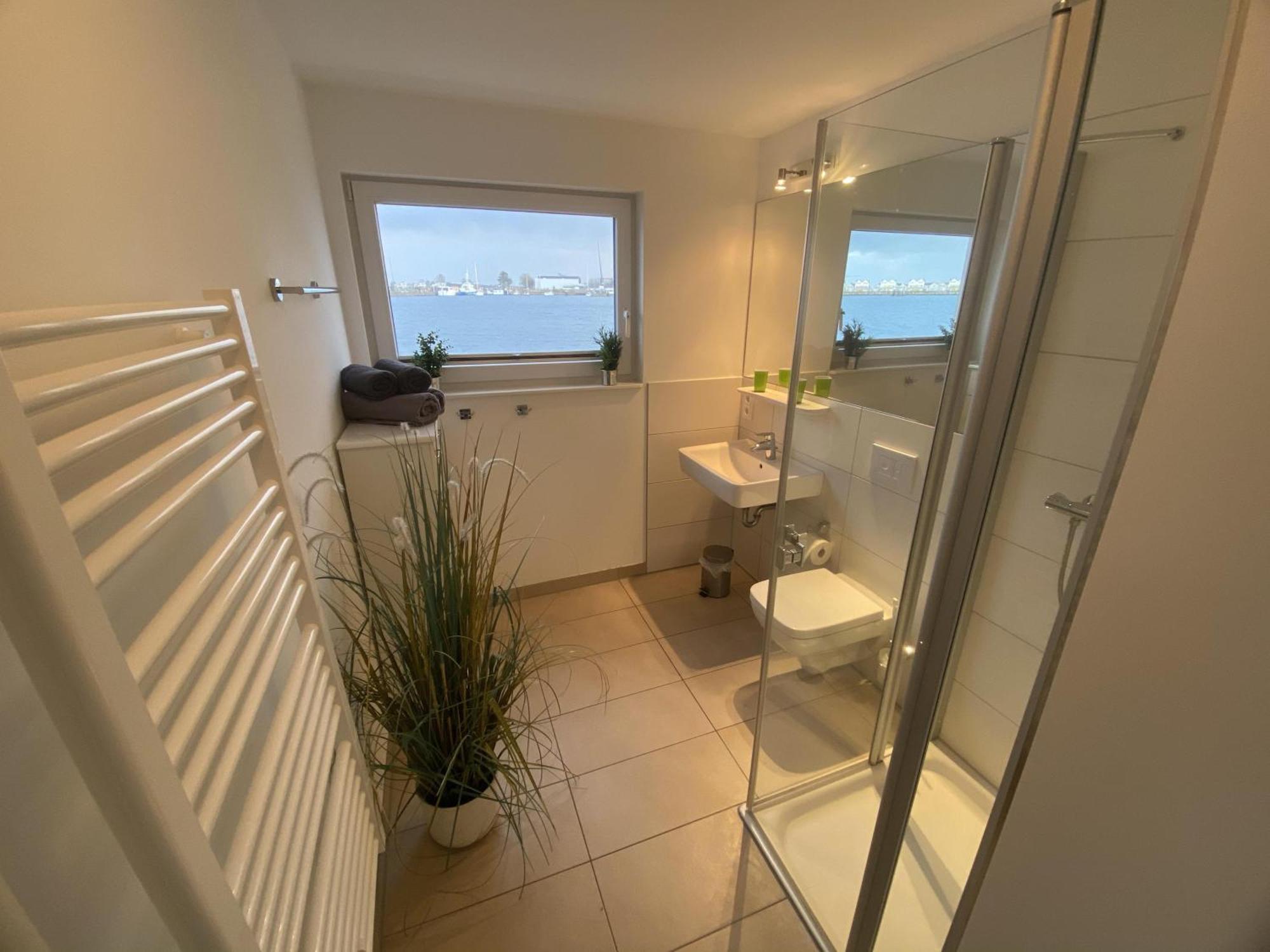 Schwimmendes Ferienhaus Antares One By Seeblick Ferien Oro, Rundum Wasser, Sauna Olpenitz Exteriér fotografie