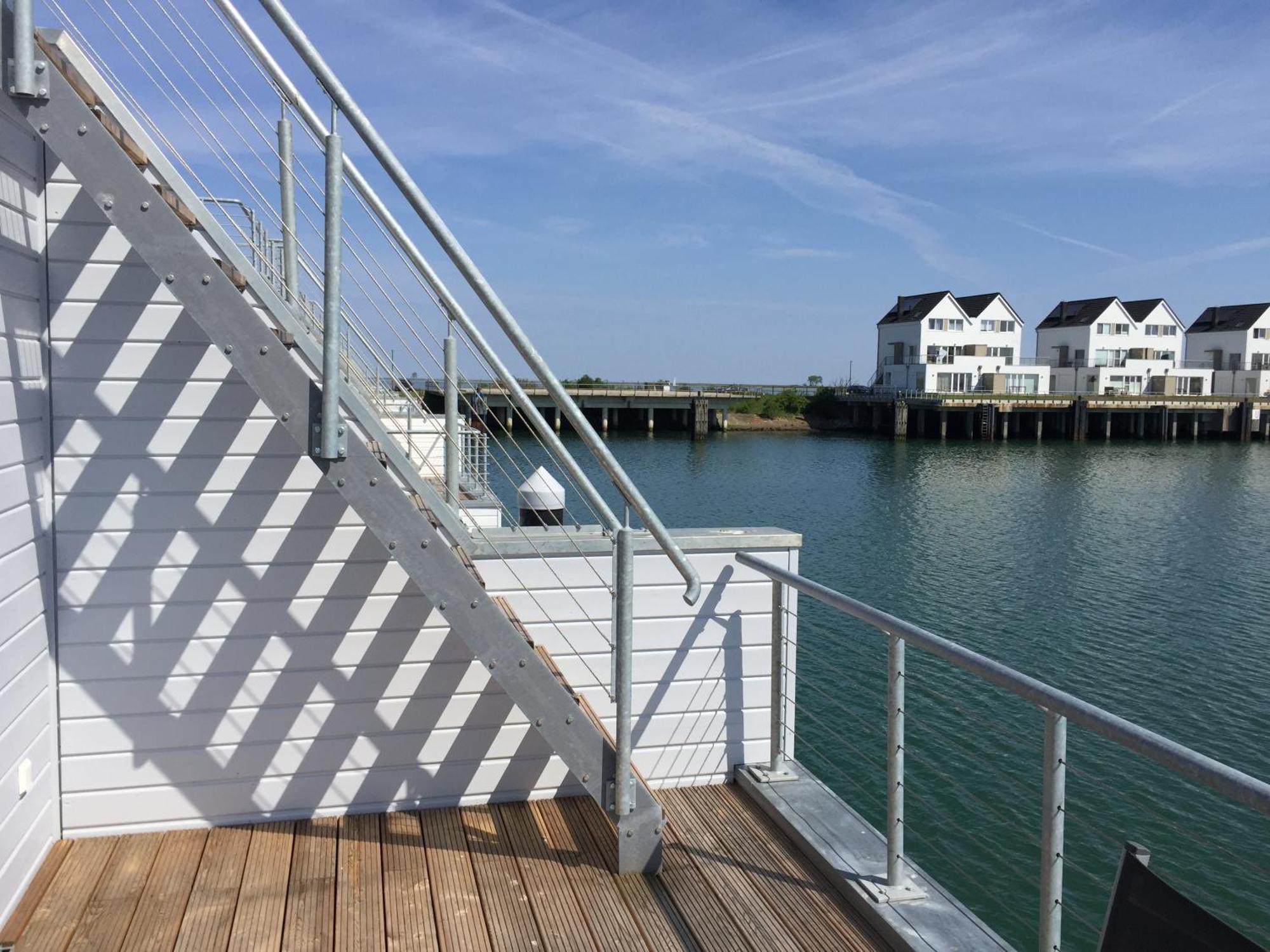 Schwimmendes Ferienhaus Antares One By Seeblick Ferien Oro, Rundum Wasser, Sauna Olpenitz Exteriér fotografie